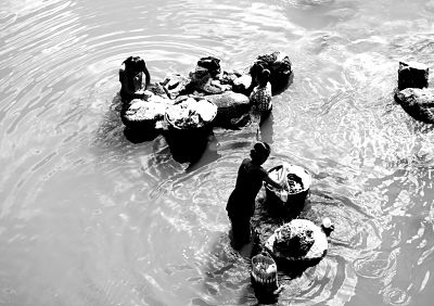 Dones rentant a riu contaminat a Guatemala.