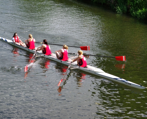 Women Rowing (CC Kanu101)